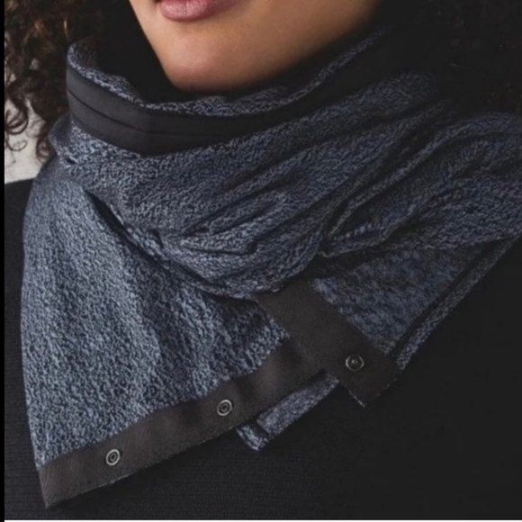 Lululemon Vinyasa Scarf Wrap Scarf / Color Blue Gray Black ROSJ/BLK - Picture 2 of 14